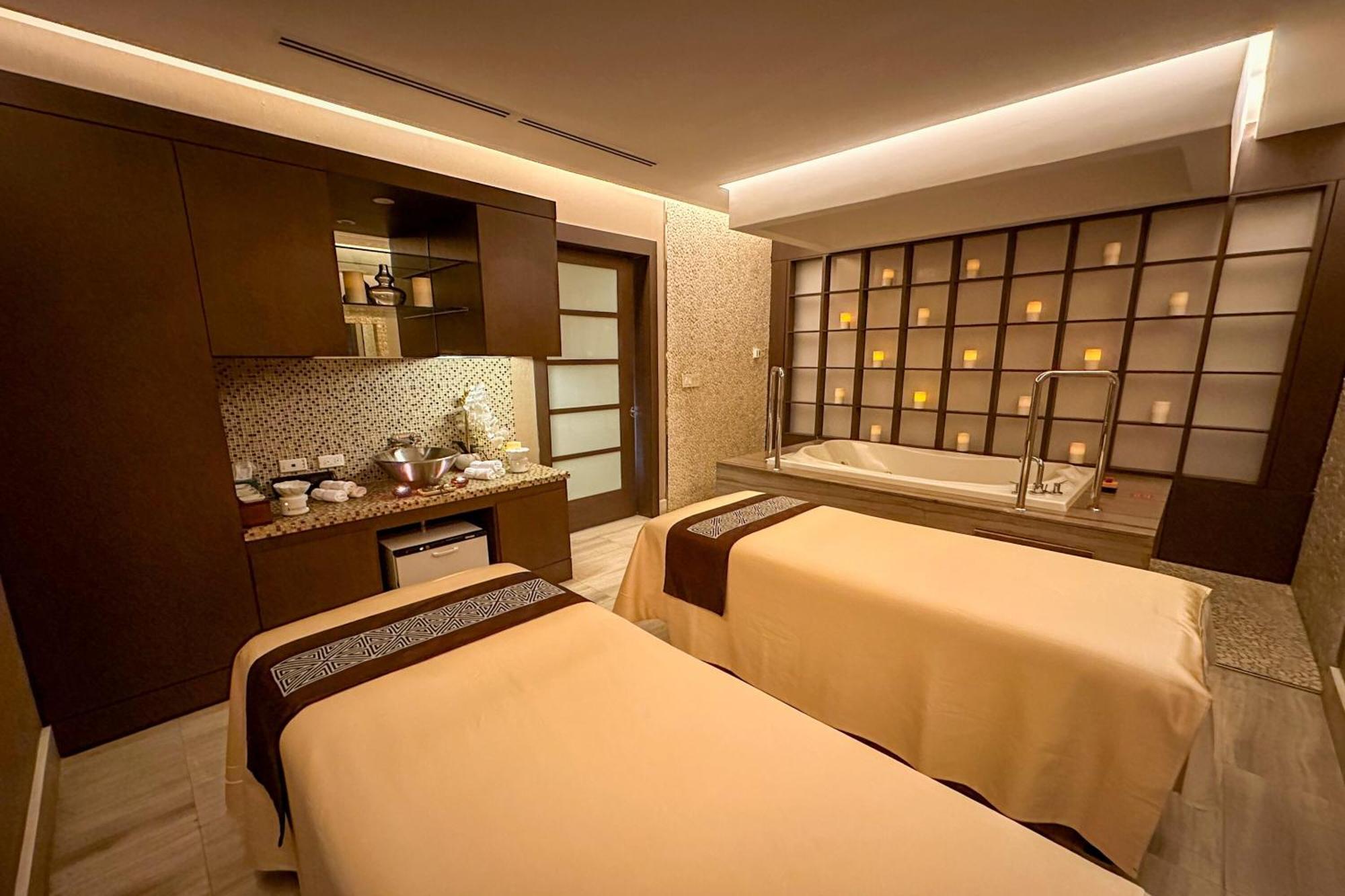 Sheraton Grand Panama מראה חיצוני תמונה A treatment room at the spa