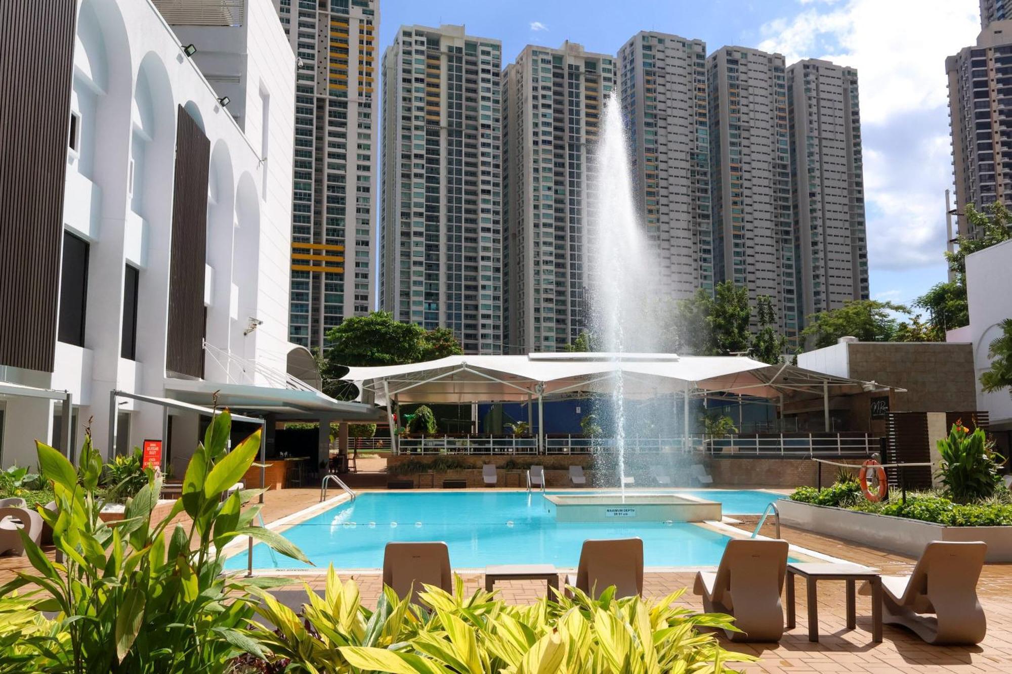 Sheraton Grand Panama מראה חיצוני תמונה The swimming pool at the clubhouse